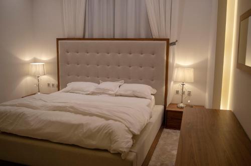 Luxurious villa 객실 침대