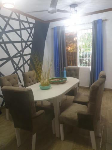 Posezení v ubytování Karibuni palace mtwapa