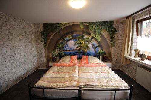 1 cama en una habitación con un cuadro en la pared en Ferienwohnung Mira, en Grebendorf
