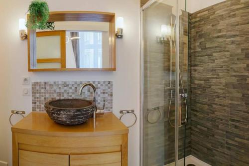 波爾多的住宿－Charmant logement - Gambetta - Cœur Historique Bordeaux，一间带水槽和玻璃淋浴的浴室