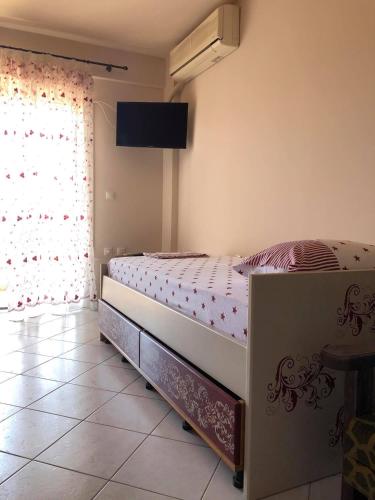 Кровать или кровати в номере Art Suites Mesologgi