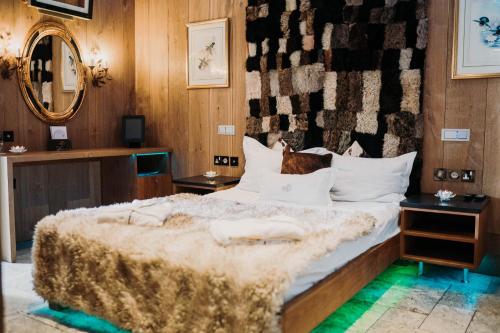 a bedroom with a large bed with white pillows at Mała Anglia Deluxe Rooms & SPA in Sopot