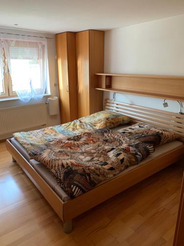 Katil atau katil-katil dalam bilik di Super große Ferienwohnung für bis zu 5 Personen