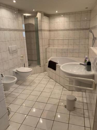 La salle de bains est pourvue d'une baignoire, de toilettes et d'un lavabo. dans l'établissement Super große Ferienwohnung für bis zu 5 Personen, à Owen