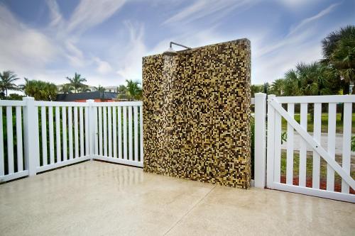 Μπαλκόνι ή βεράντα στο Royal Inn Beach Hutchinson Island
