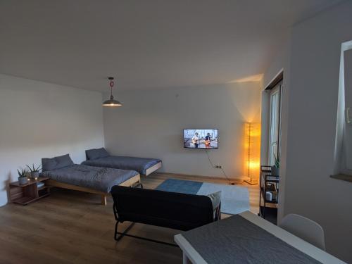 ein Wohnzimmer mit einem Sofa und einem Tisch in der Unterkunft Ideales Messe Appartment 15min Fahrtweg in Kirchheim unter Teck