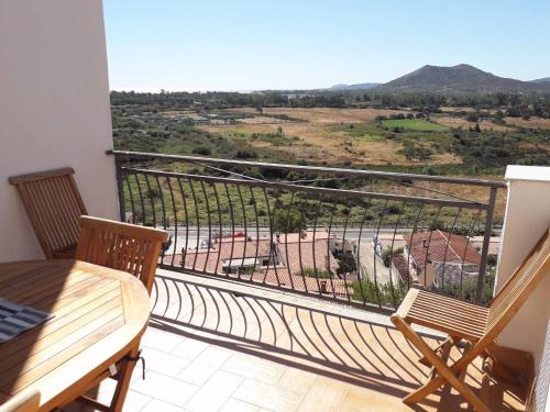 einen Balkon mit einem Tisch und Stühlen sowie Aussicht in der Unterkunft Casa Paola e Guido in Posada