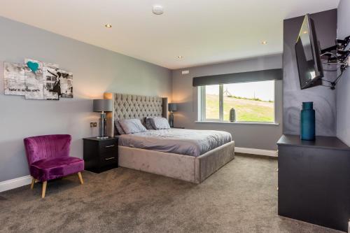 Tempat tidur dalam kamar di River views,Kinsale, Exquisite holiday homes, Sleeps 26