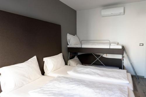 un dormitorio con dos camas y una litera en Roma Ariston 7, en Bolzano