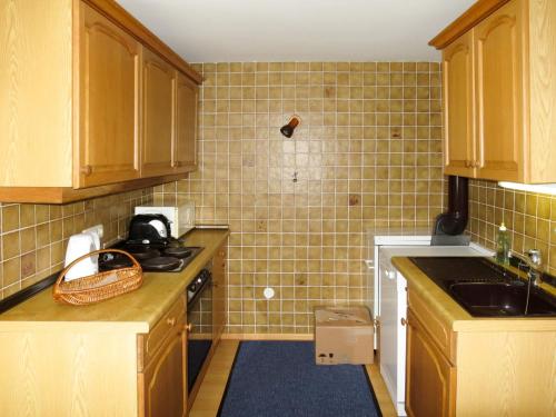uma cozinha com um lavatório e uma bancada em Holiday Home Wallner - FUC110 by Interhome em Fusch an der Glocknerstraße