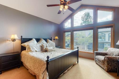 - une chambre avec un lit et un ventilateur de plafond dans l'établissement One Breck One, à Breckenridge