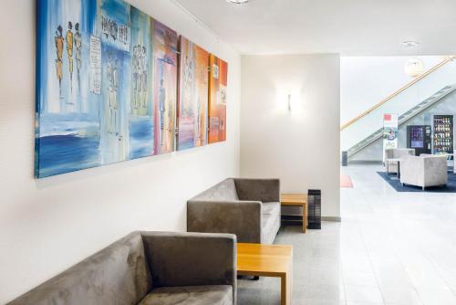 a waiting room with two chairs and a table at Seminaris Hotel Bad Boll in Bad Boll
