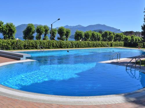 une grande piscine d'eau bleue dans l'établissement Apartment Hermitage-1 by Interhome, à Porto Valtravaglia