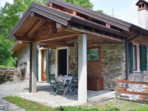 eine Terrasse mit einem Tisch und Stühlen vor einem Gebäude in der Unterkunft Holiday Home Casa Mulino by Interhome in Castelveccana