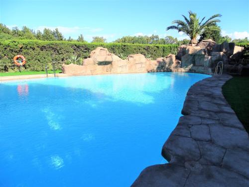 een groot zwembad met blauw water in een resort bij Camping Paloma in Tarifa