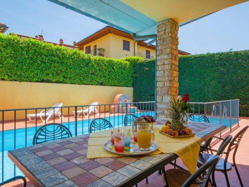 un tavolo con frutta e bevande su un patio di Villa Villa Giada by Interhome a Villa Bensi