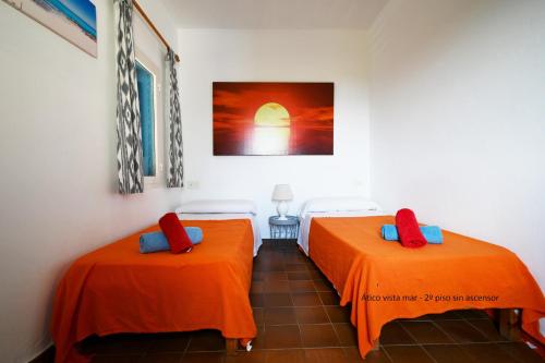 En eller flere senge i et værelse på Apartamentos Cas Xurrac