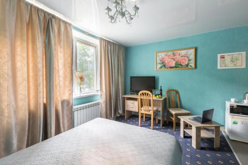 モスクワにあるMyhotel24 Kristalinのベッドルーム1室(ベッド1台、テーブル、デスク付)
