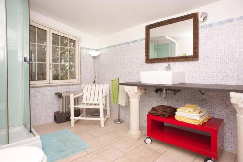 Sestu的住宿－Loft mansardato con giardino e piscina in villa privata Loft with garden and swimming pool in a private villa，相簿中的一張相片