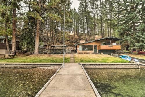 Κήπος έξω από το Flathead Lake Waterfront Cabin with Dock and Kayaks