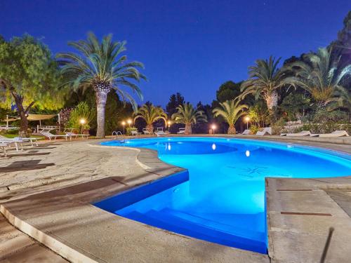 una piscina in un resort di notte di Villa Dammino by Interhome a Casa Benarifi