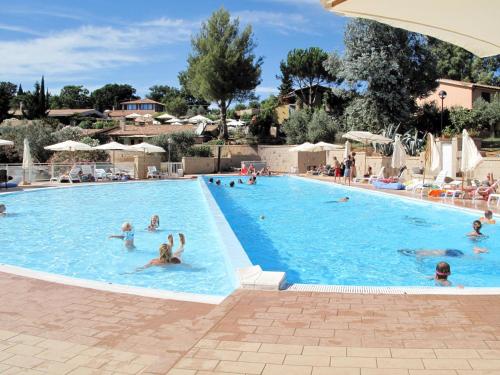 een groep mensen die zwemmen in een zwembad bij Holiday Home Il Borgo-6 by Interhome in Casale Marittimo
