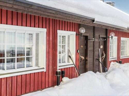 サーリセルカにあるHoliday Home Soidinaukea b 20 by Interhomeの横雪の赤い家