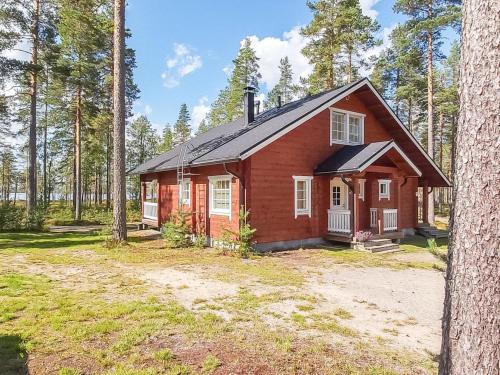ein rotes Haus mitten im Wald in der Unterkunft Holiday Home Graniitti 3 by Interhome in Kinnula
