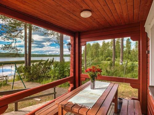 veranda con tavolo e vista sul lago di Holiday Home Kallioniemi by Interhome a Toiviaiskylä