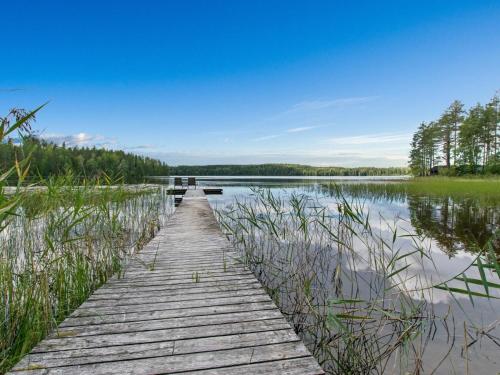 un puente de madera sobre un cuerpo de agua en Holiday Home Sammallahti by Interhome, en Kalmari