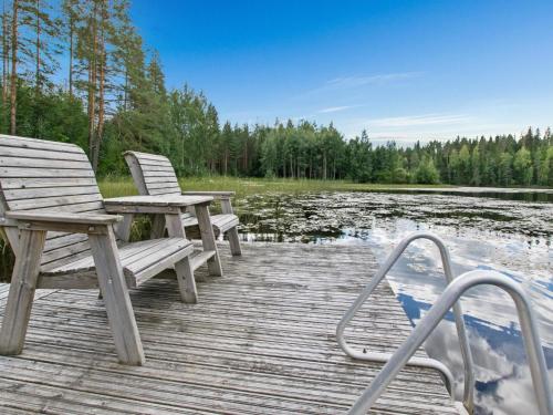 dos sillas y una mesa en un muelle cerca de un lago en Holiday Home Sammallahti by Interhome, en Kalmari