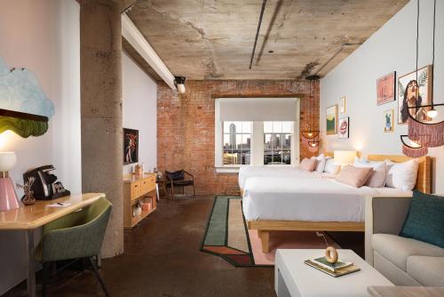 Postel nebo postele na pokoji v ubytování Canvas Hotel Dallas