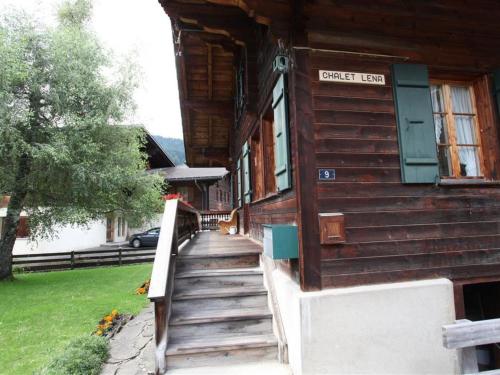 eine Treppe, die zur Eingangstür eines Gebäudes führt in der Unterkunft Apartment Lena- Chalet by Interhome in Gstaad