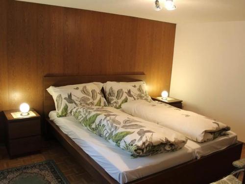 ein Bett mit zwei Kissen darauf in einem Schlafzimmer in der Unterkunft Apartment Alpentraum by Interhome in Saas-Grund