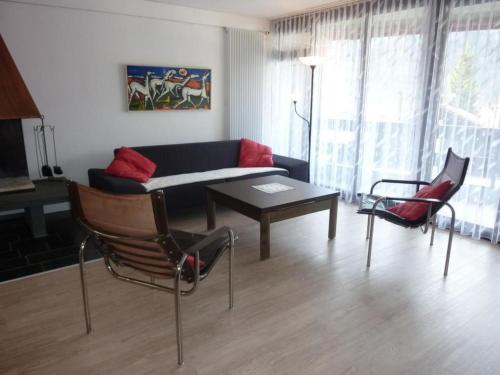 - un salon avec un canapé, une table et des chaises dans l'établissement Apartment Neuschwändi 5 by Interhome, à Engelberg