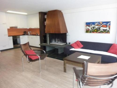 - un salon avec un canapé et une table avec des chaises dans l'établissement Apartment Neuschwändi 5 by Interhome, à Engelberg