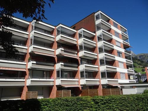 ein Apartmenthaus mit rotem Backstein in der Unterkunft Apartment Parkweg 9-102 by Interhome in Engelberg