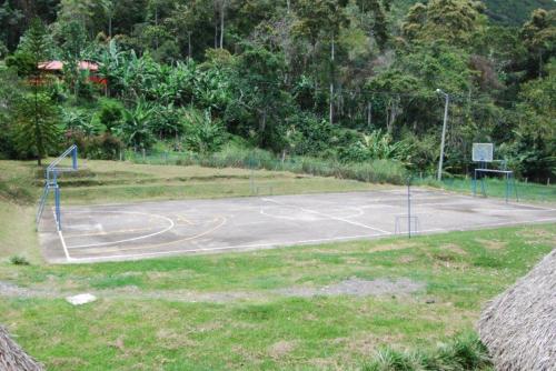 an empty basketball court with a basketball hoop at Las Mercedes Finca Cafetera in Cumaca