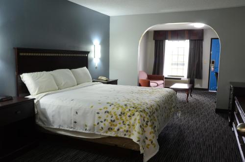 Un pat sau paturi într-o cameră la Gateway Inn