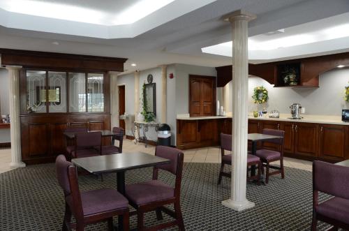 a kitchen and dining room with a table and chairs at Gateway Inn in Clarksville