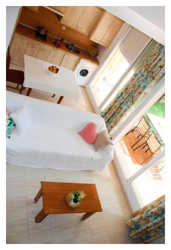 a living room with a white couch and a table at Apartamentos Inma Mayor en primera línea de playa, con Parking y Piscina in Los Caños de Meca