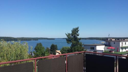 widok na duży zbiornik wodny z balkonu w obiekcie Apartamenty Vega w Charzykowach