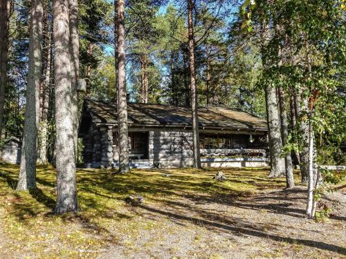 eine Blockhütte im Wald mit Bäumen in der Unterkunft Holiday Home Merihovi by Interhome in Haukipudas