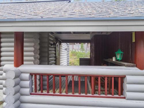 eine Veranda eines Hauses mit rotem Geländer in der Unterkunft Holiday Home Ylläksen tunturihonkamaja a 1 by Interhome in Äkäslompolo