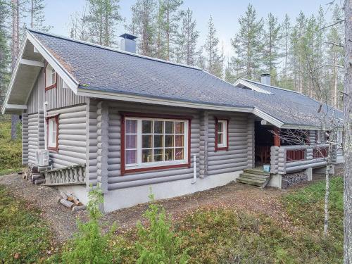 アカスロンポロにあるHoliday Home Ylläksen tunturihonkamaja a 1 by Interhomeの森の中の小屋