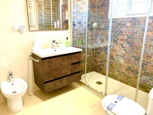 Ένα μπάνιο στο 9 Moderna Villa Independiente -Jacuzzi- Gran Alacant