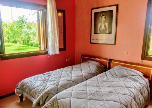 Ένα ή περισσότερα κρεβάτια σε δωμάτιο στο MEDITERRANEAN GARDEN VILLA