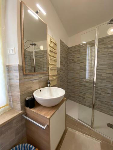 阿爾科拉的住宿－La casa nei carobi，浴室配有白色水槽和淋浴。