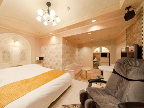 1 dormitorio con 1 cama, 1 sofá y 1 silla en Hotel Fine Garden Matsuzaka II, en Matsusaka
