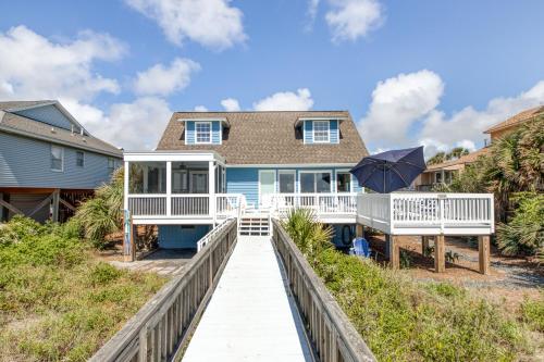 ein Haus am Strand mit Promenade in der Unterkunft Blue Bayou in Folly Beach